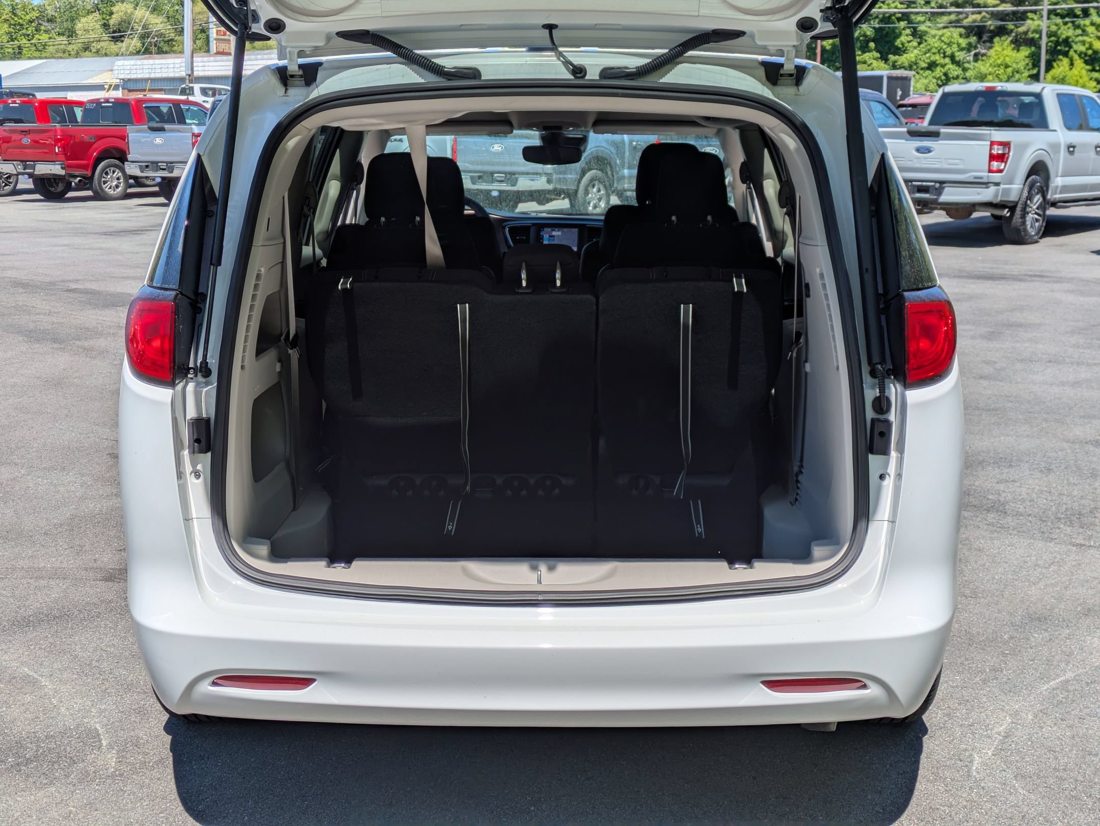 Used 2024 Chrysler Voyager LX FWD image 18