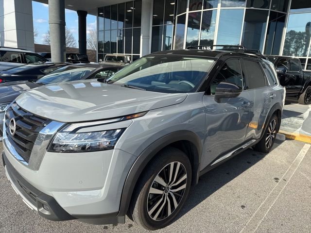 Used 2024 Nissan Pathfinder Platinum image 2