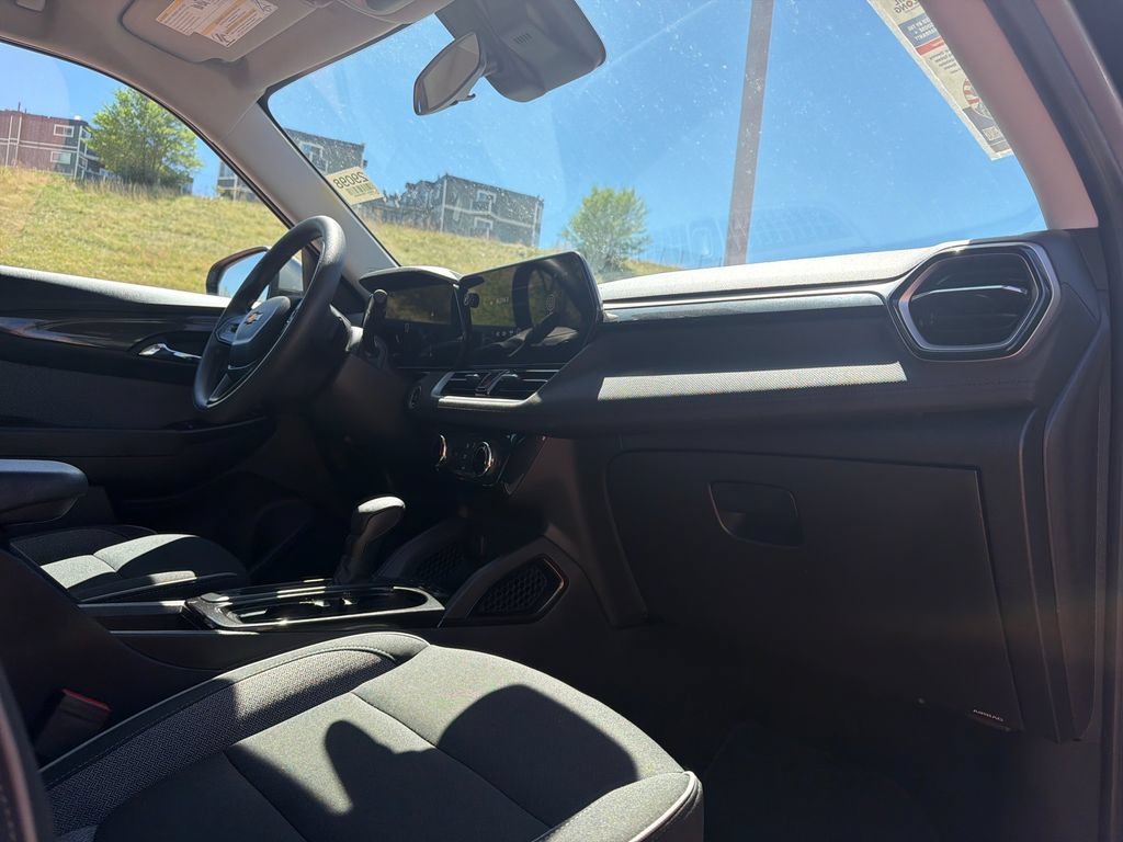 Used 2025 Chevrolet TrailBlazer LT AWD/4WD image 32