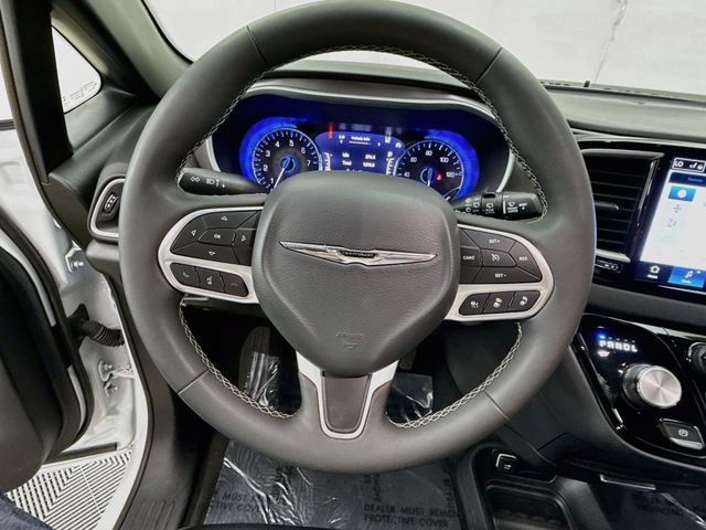 Used 2025 Chrysler Pacifica Select FWD image 11