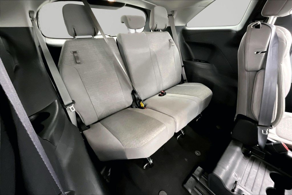 Used 2025 Toyota Sienna LE FWD image 28