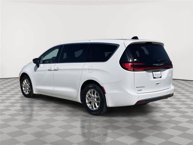 Used 2024 Chrysler Pacifica Touring-L FWD image 9