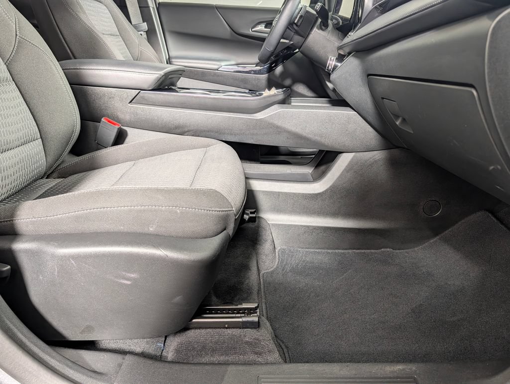 Used 2025 Chevrolet Equinox LT w/ Safety and Technology Package FWD image 12