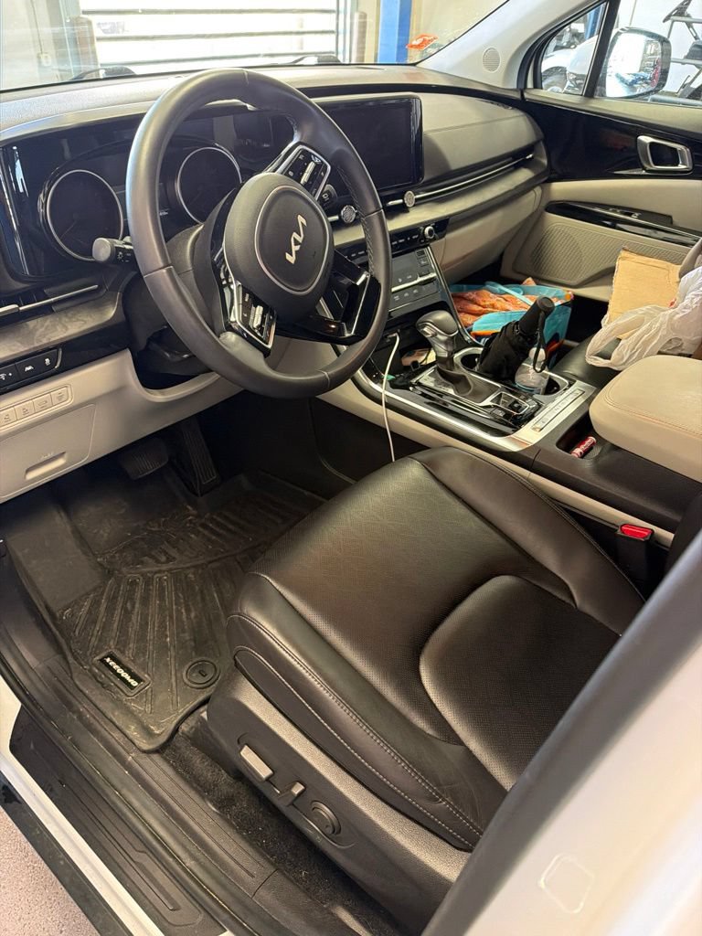 Used 2024 Kia Carnival EX FWD image 2