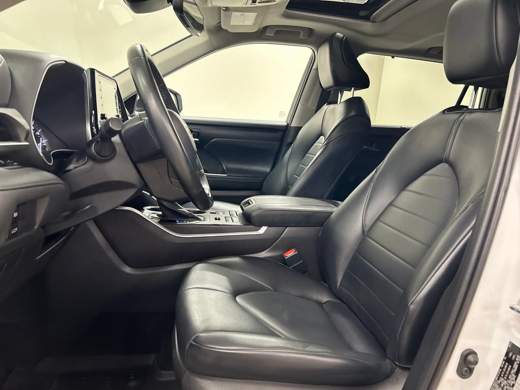 Used 2022 Toyota Highlander XLE AWD/4WD image 11