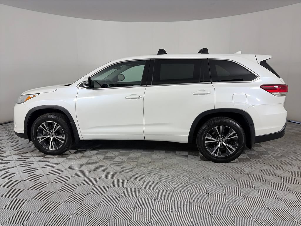 Used 2018 Toyota Highlander Plus w/ Carpet Mat Package (TMS) AWD/4WD image 4