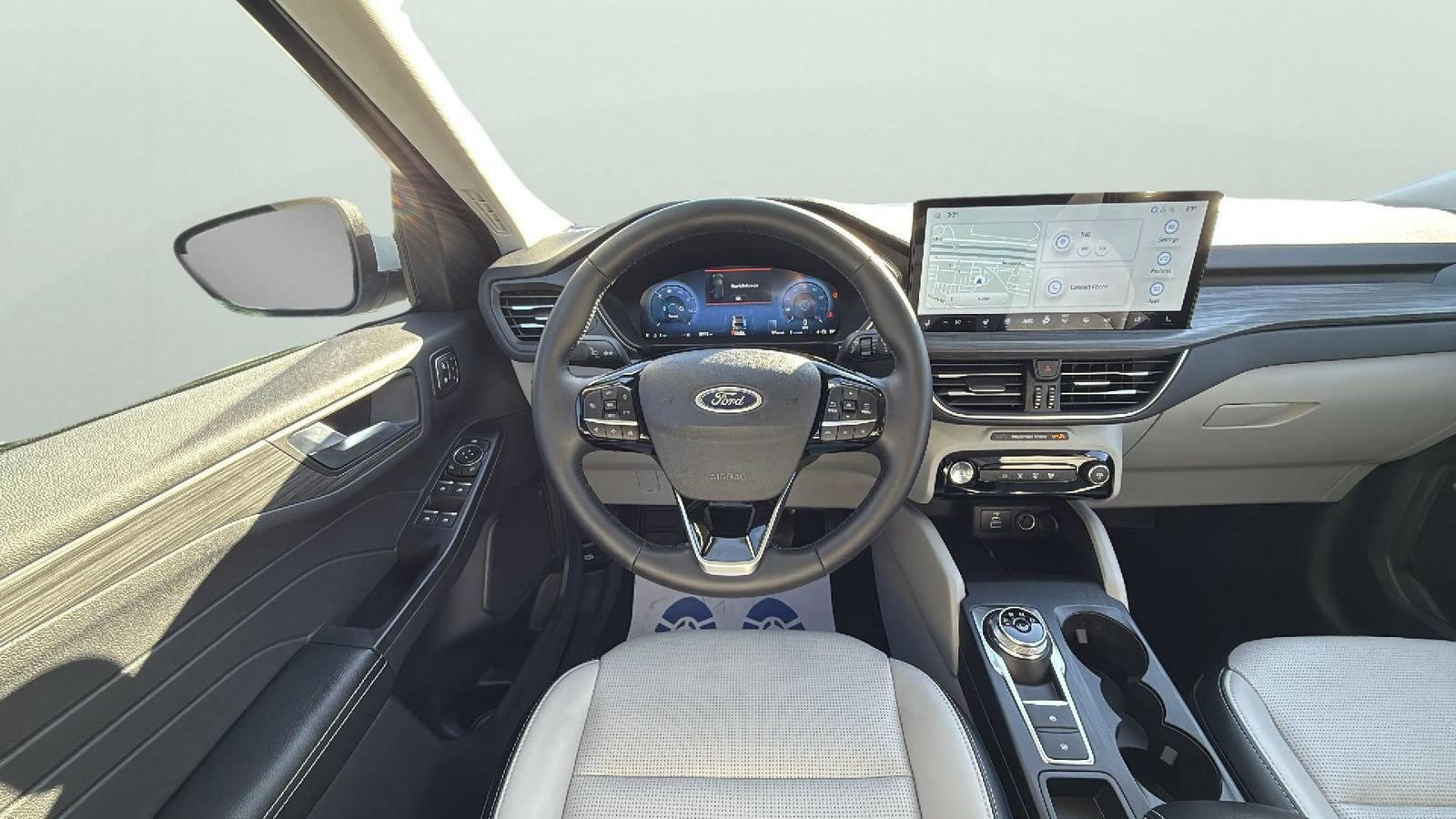 Certified 2025 Ford Escape Platinum w/ Class II Trailer Tow Package image 13