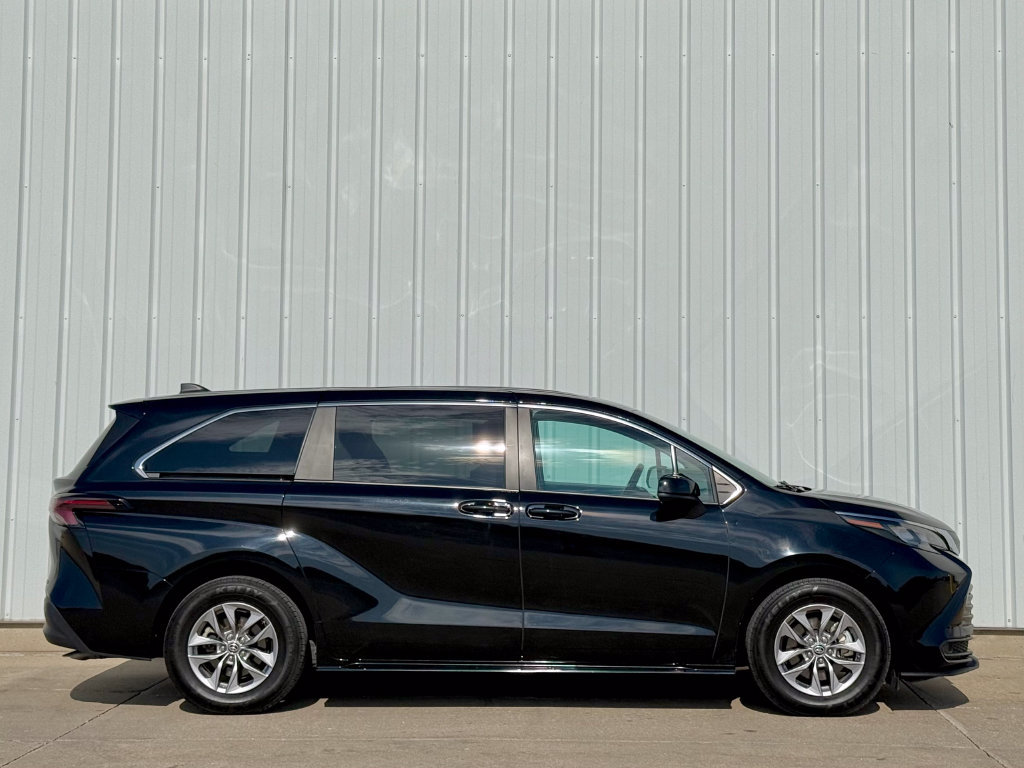 Used 2025 Toyota Sienna LE FWD image 7