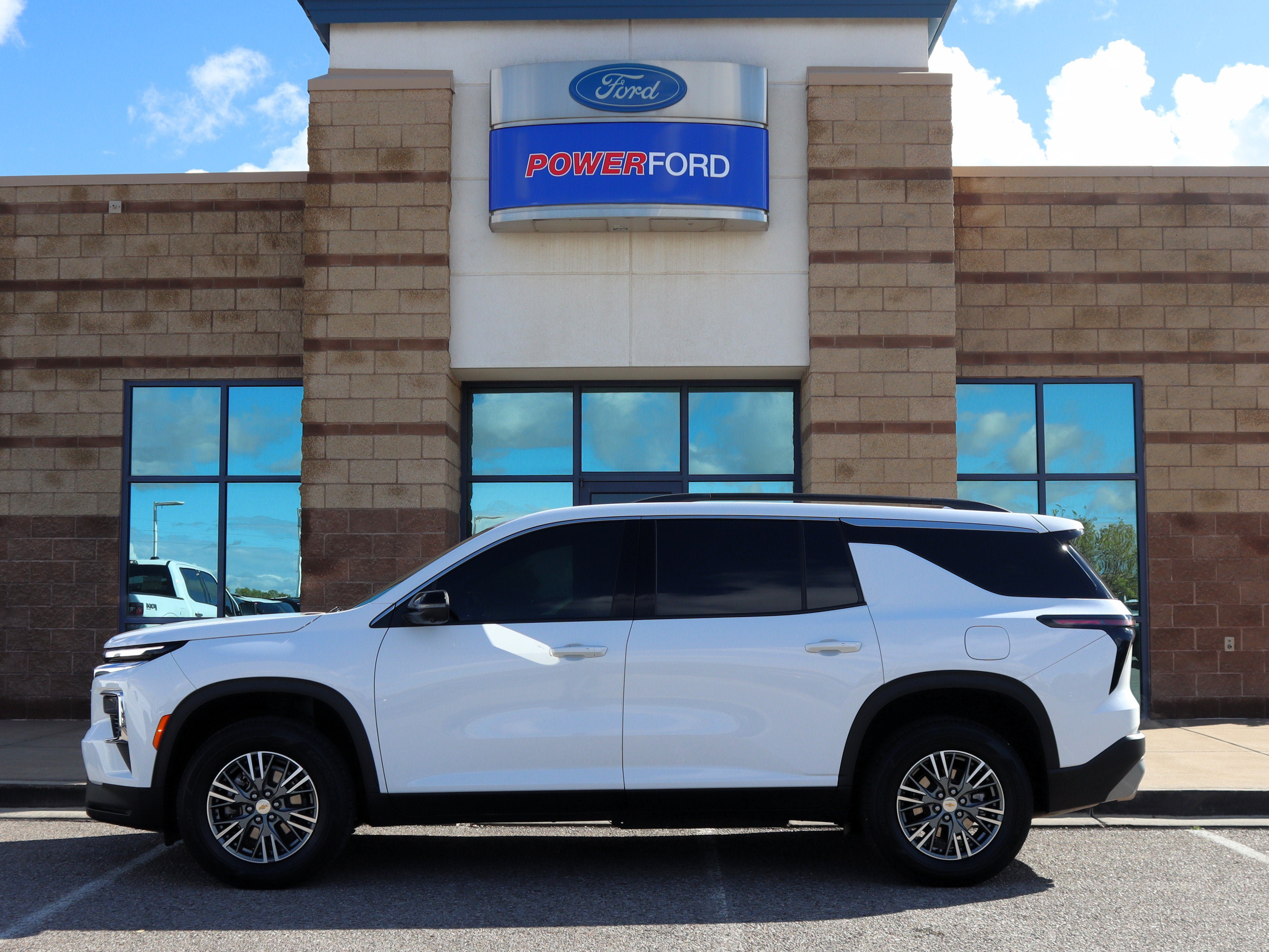 Used 2024 Chevrolet Traverse LT AWD/4WD image 9