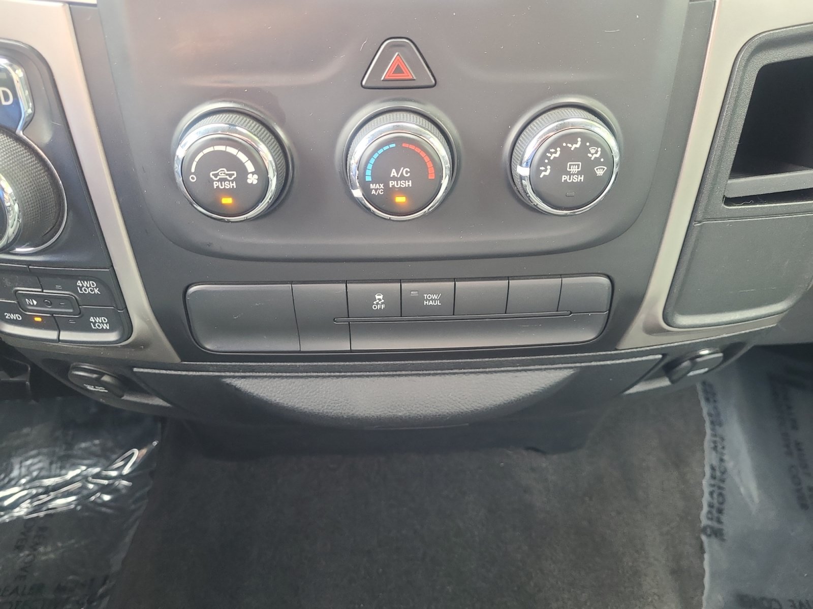 Used 2018 RAM 1500 Classic SLT AWD/4WD image 30