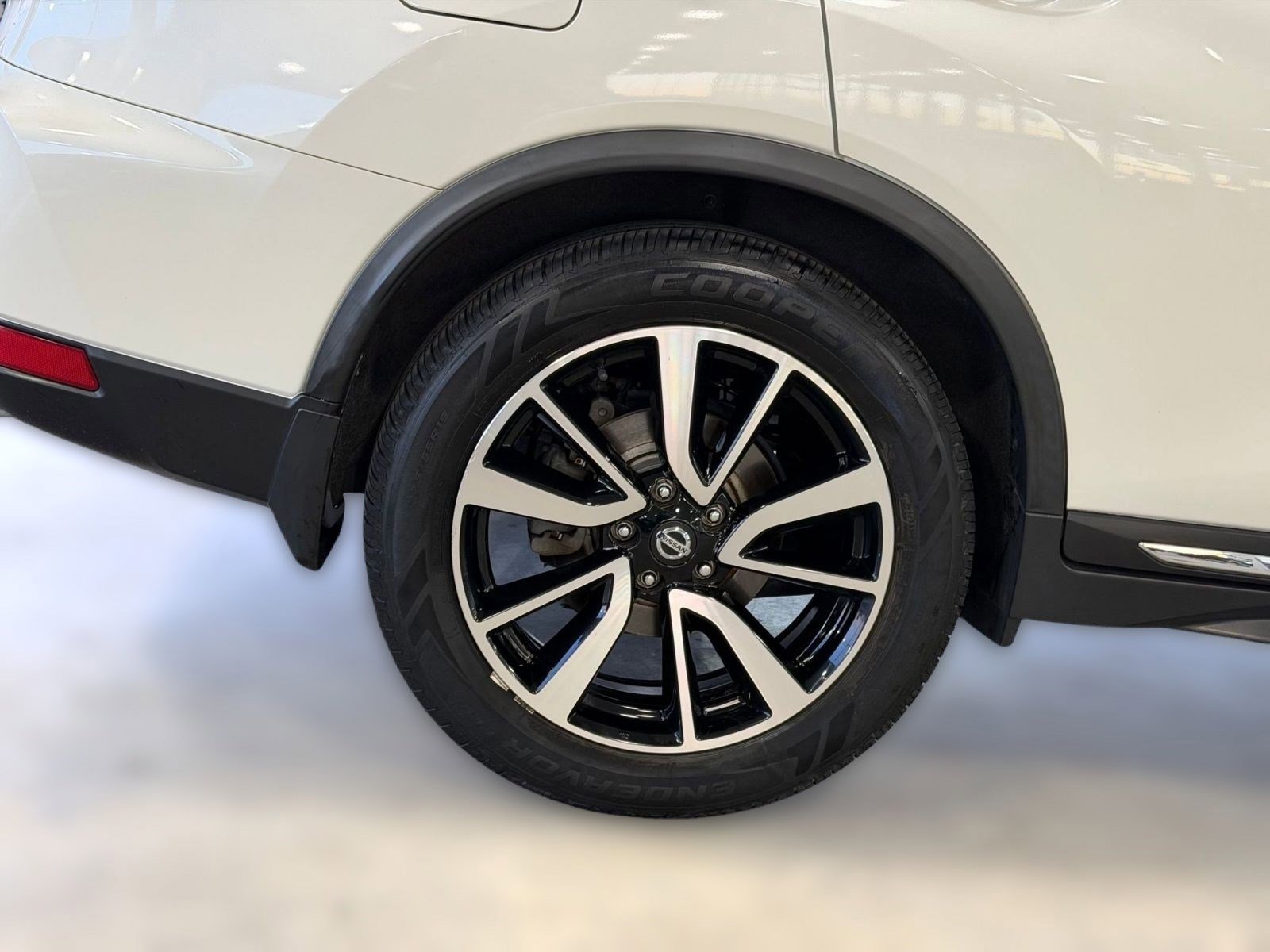 Used 2018 Nissan Rogue SL w/ Premium Package image 12