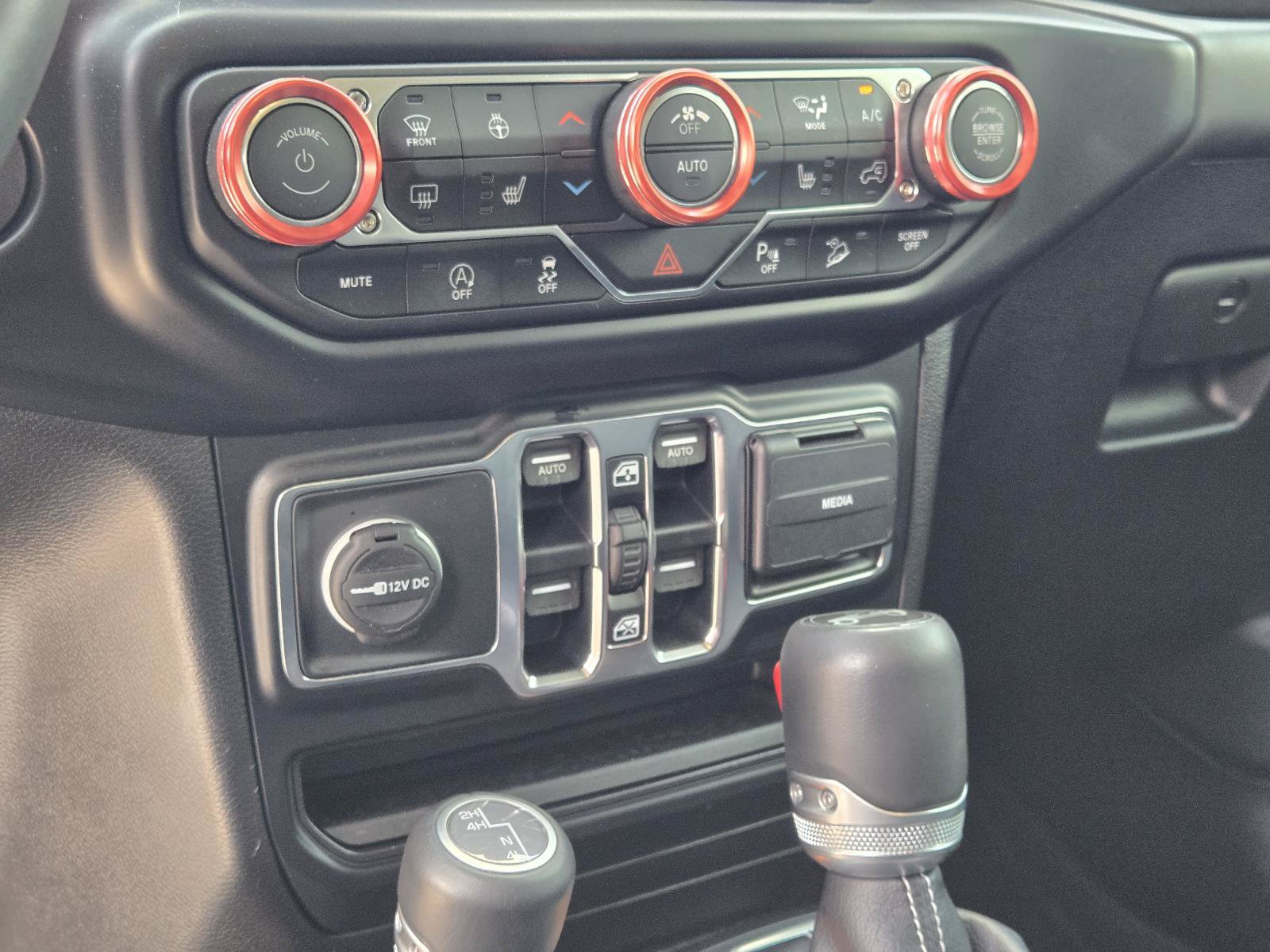 Used 2019 Jeep Wrangler Unlimited Sahara AWD/4WD image 32