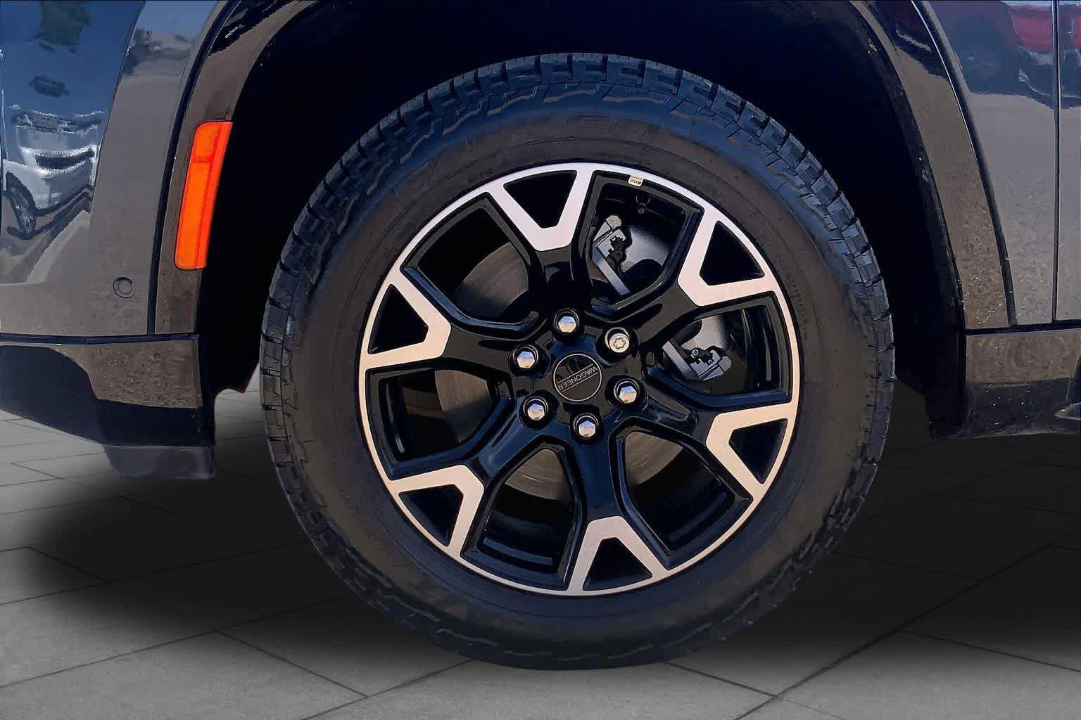Used 2025 Jeep Wagoneer Series II AWD/4WD image 11