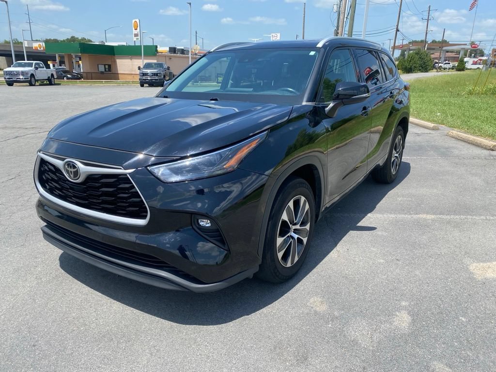 Used 2022 Toyota Highlander XLE FWD image 3