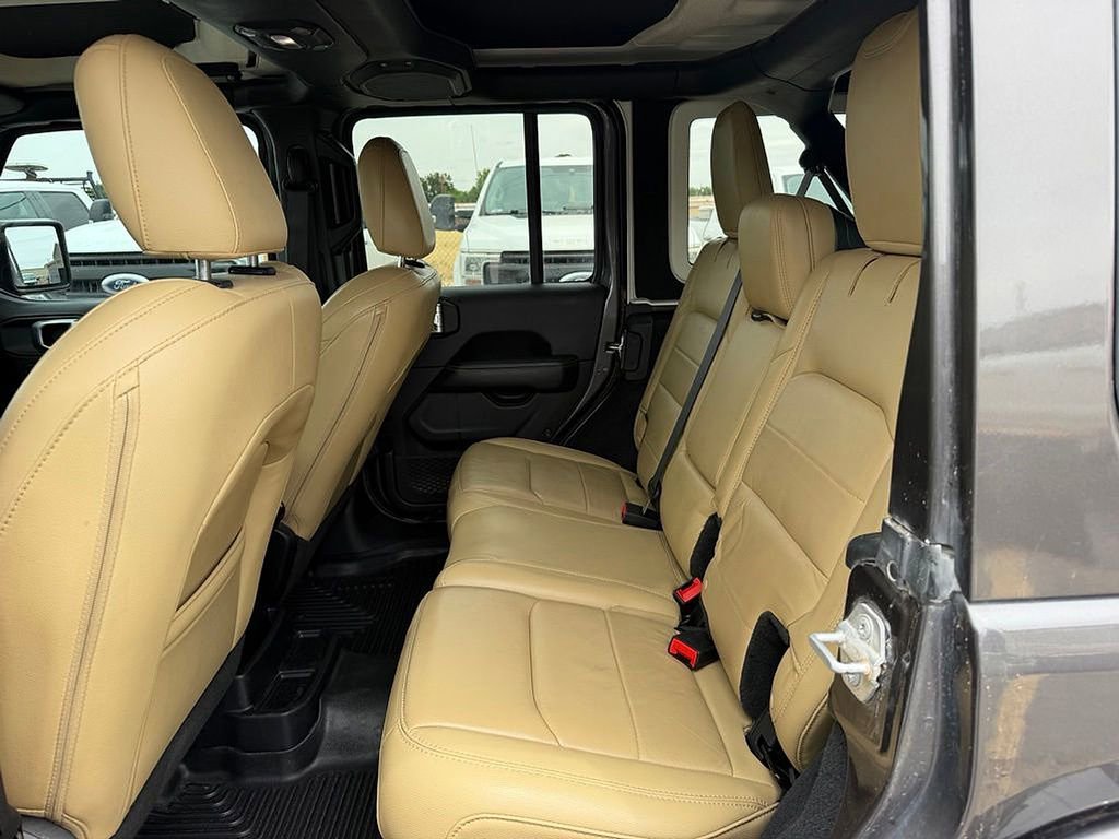 Used 2018 Jeep Wrangler Unlimited Sahara AWD/4WD image 12