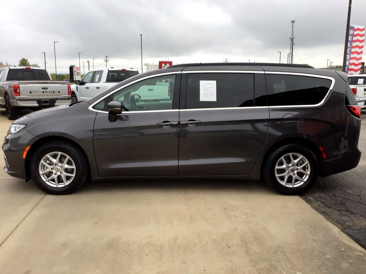 Used 2022 Chrysler Pacifica Touring-L image 2