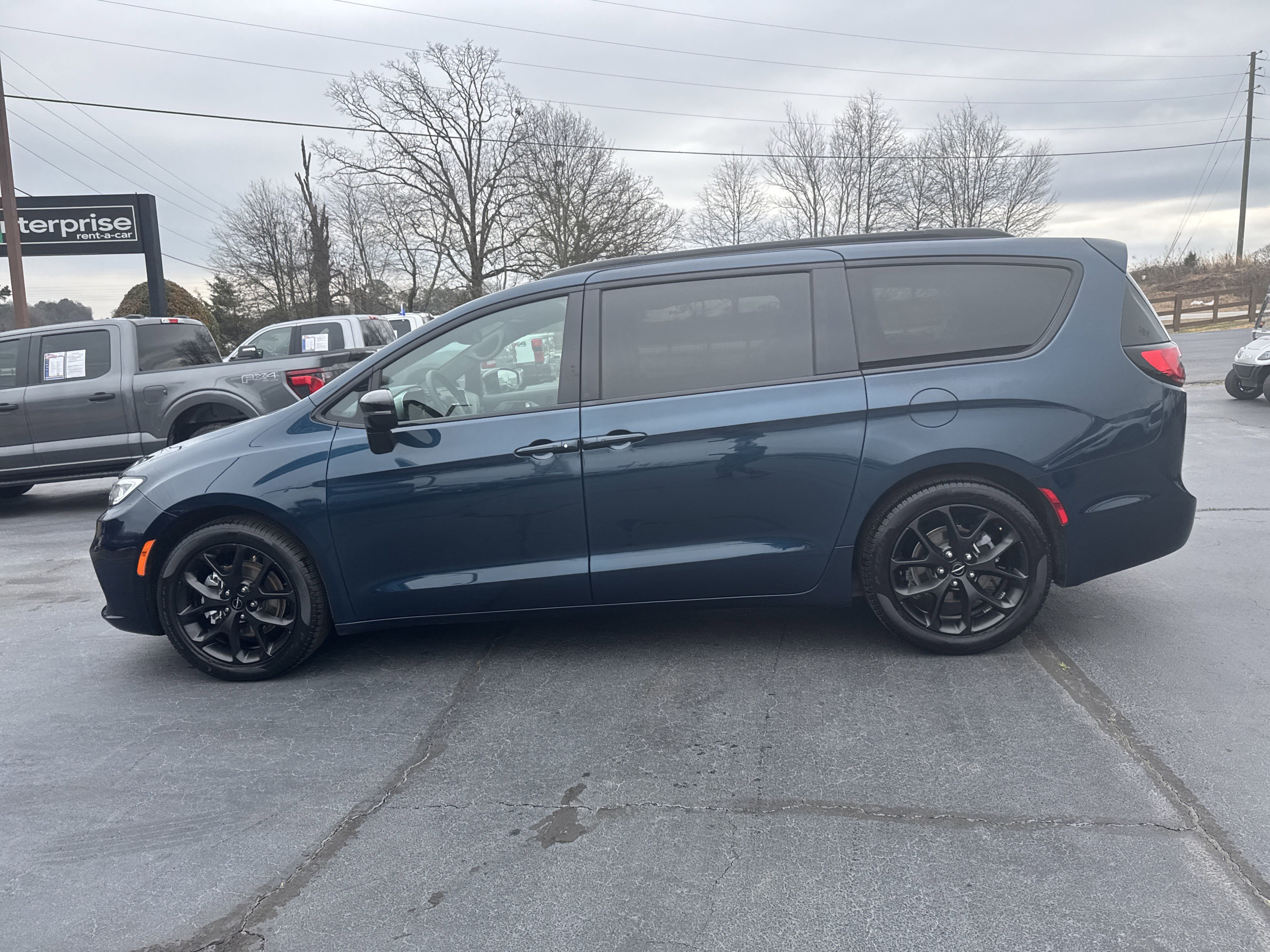 Used 2025 Chrysler Pacifica Limited image 8