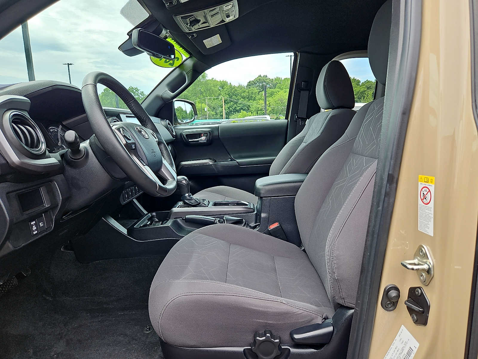 Used 2018 Toyota Tacoma TRD Off-Road w/ Technology Package AWD/4WD image 13