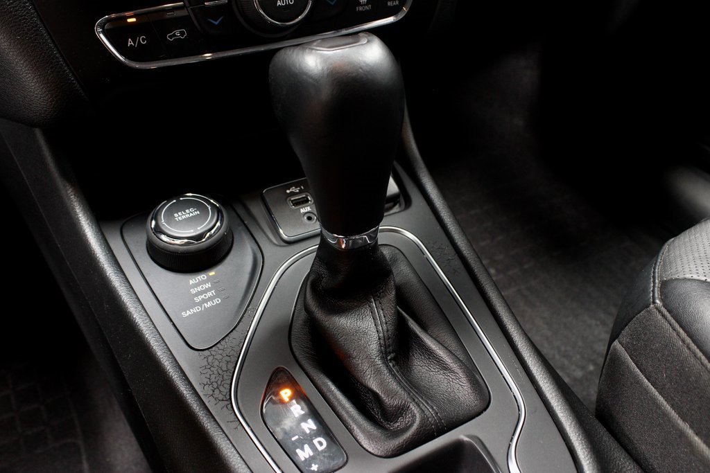 Used 2022 Jeep Cherokee Latitude Lux w/ Mopar Interior Package image 32