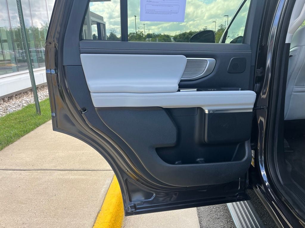 Certified 2025 Ford Expedition Platinum w/ Driver's Package AWD/4WD image 19