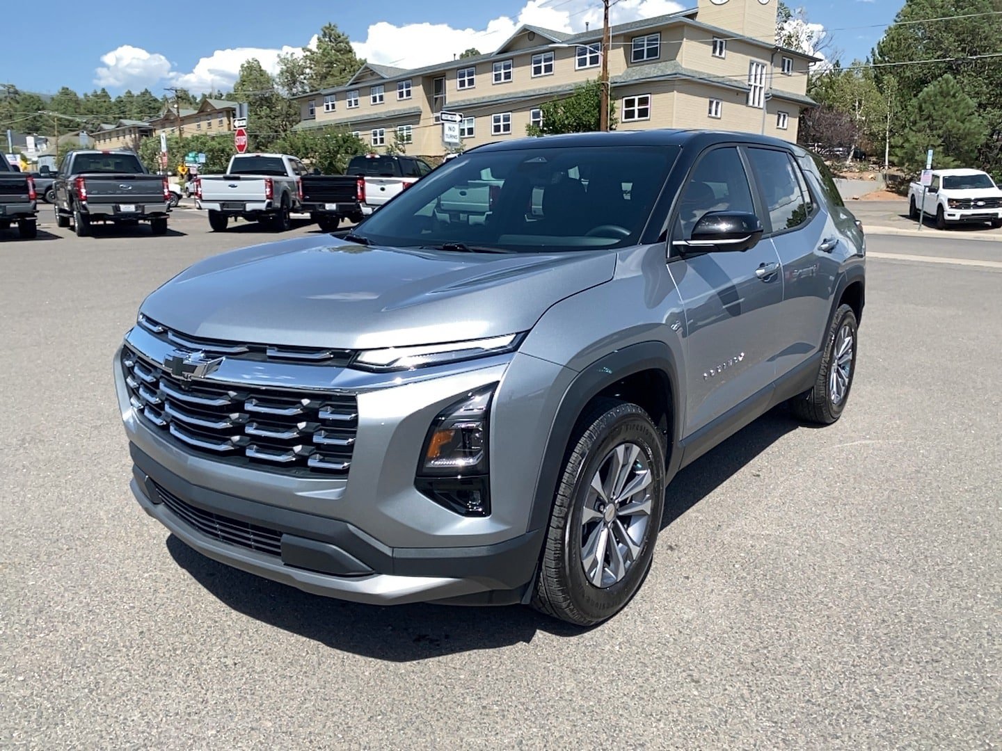 Used 2026 Chevrolet Equinox LT w/ Safety and Technology Package FWD image 2