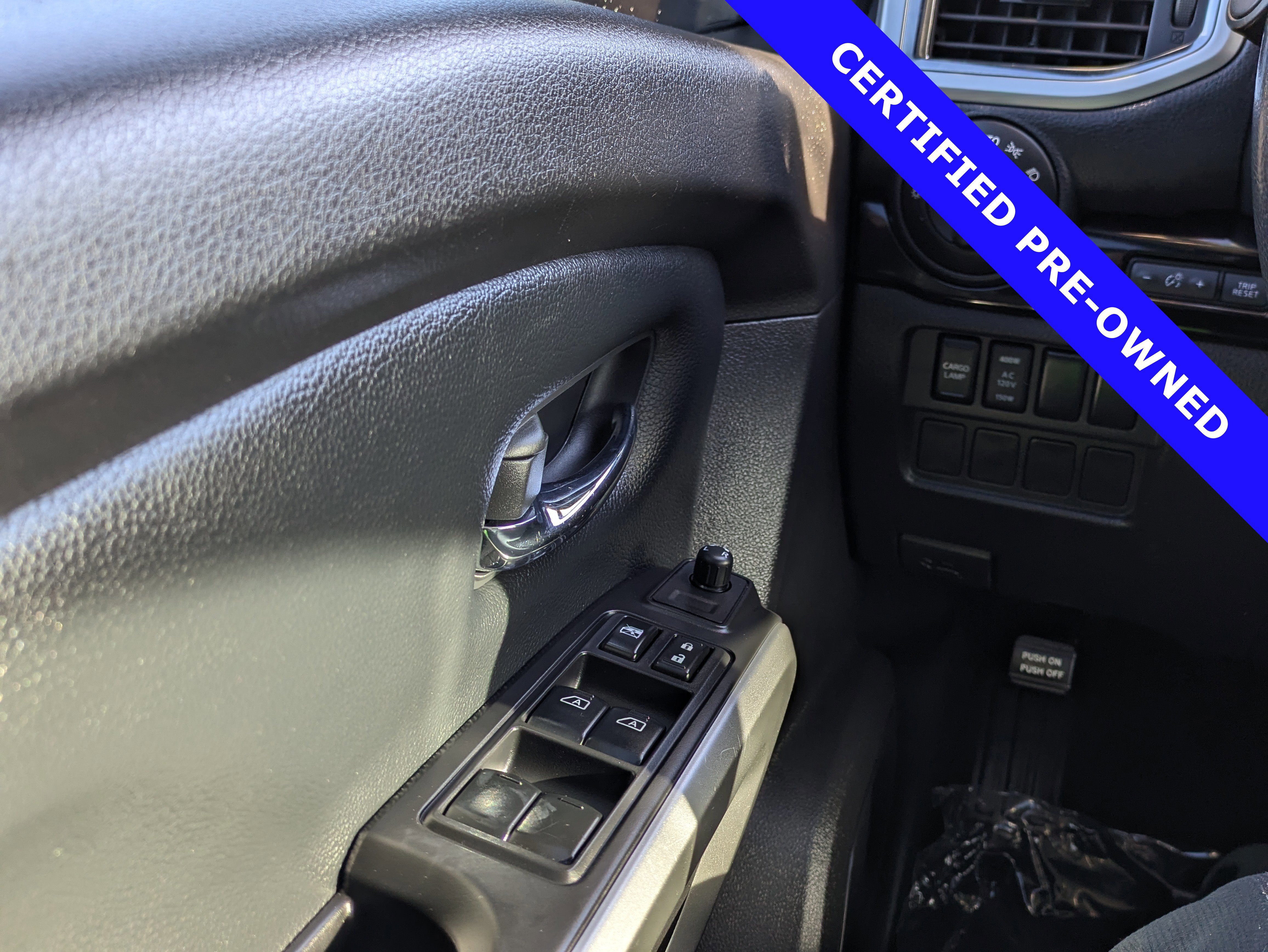 Used 2021 Nissan Titan SV w/ SV Convenience Package image 23