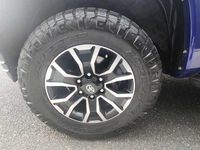 Used 2022 Toyota Tacoma TRD Sport AWD/4WD image 36