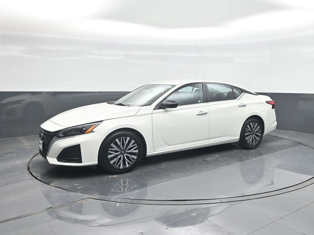 Used 2025 Nissan Altima 2.5 SV FWD image 3