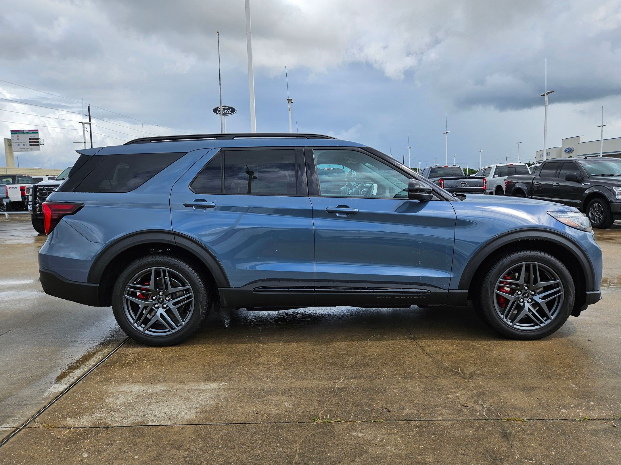 Certified 2025 Ford Explorer ST RWD image 2