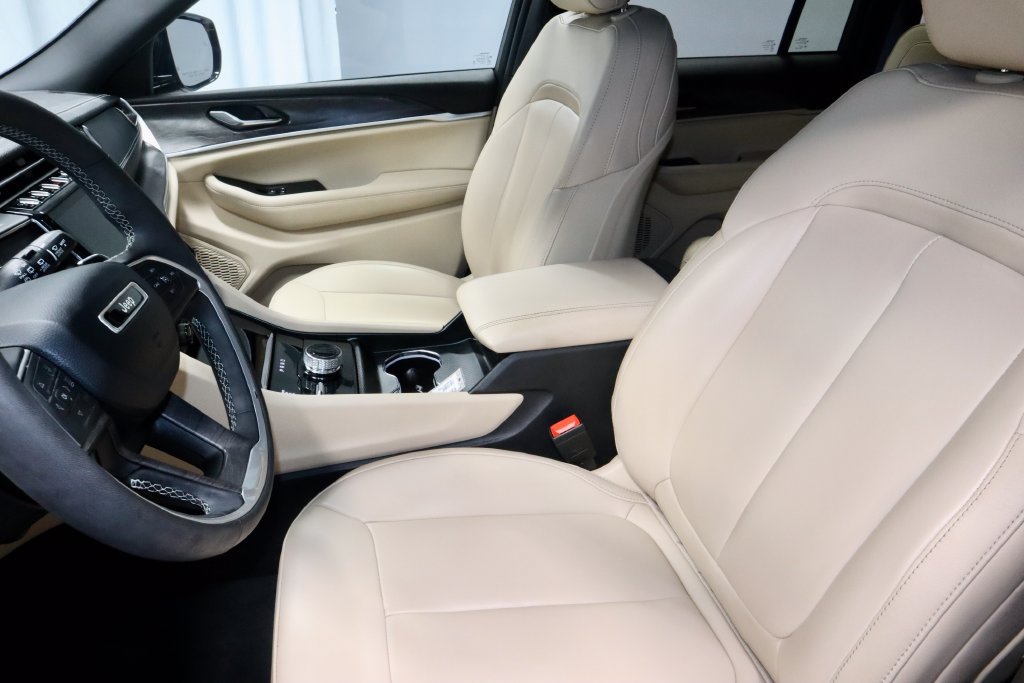 Used 2024 Jeep Grand Cherokee Limited AWD/4WD image 24