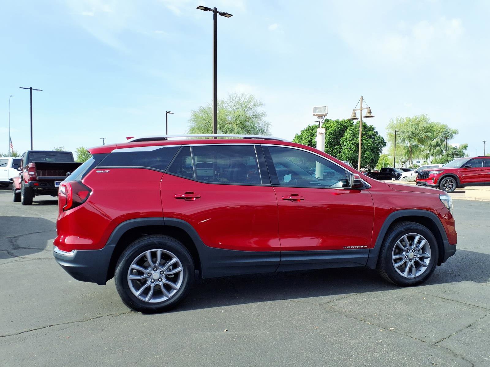 Used 2023 GMC Terrain SLT image 2