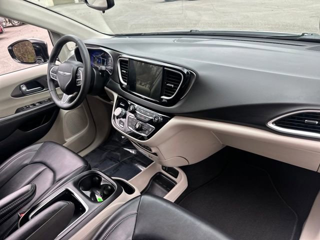 Used 2024 Chrysler Pacifica Touring-L image 16