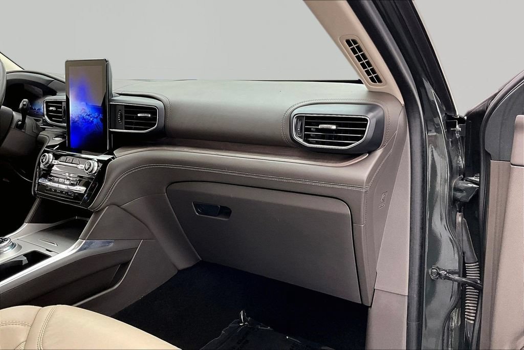Certified 2024 Ford Explorer Platinum w/ Technology Package AWD/4WD image 17