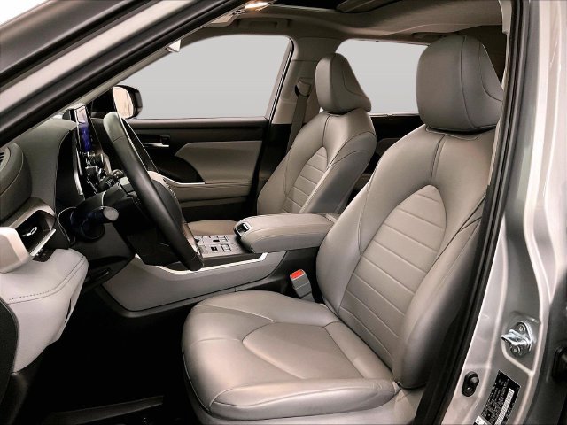 Used 2024 Toyota Highlander XLE AWD/4WD image 24