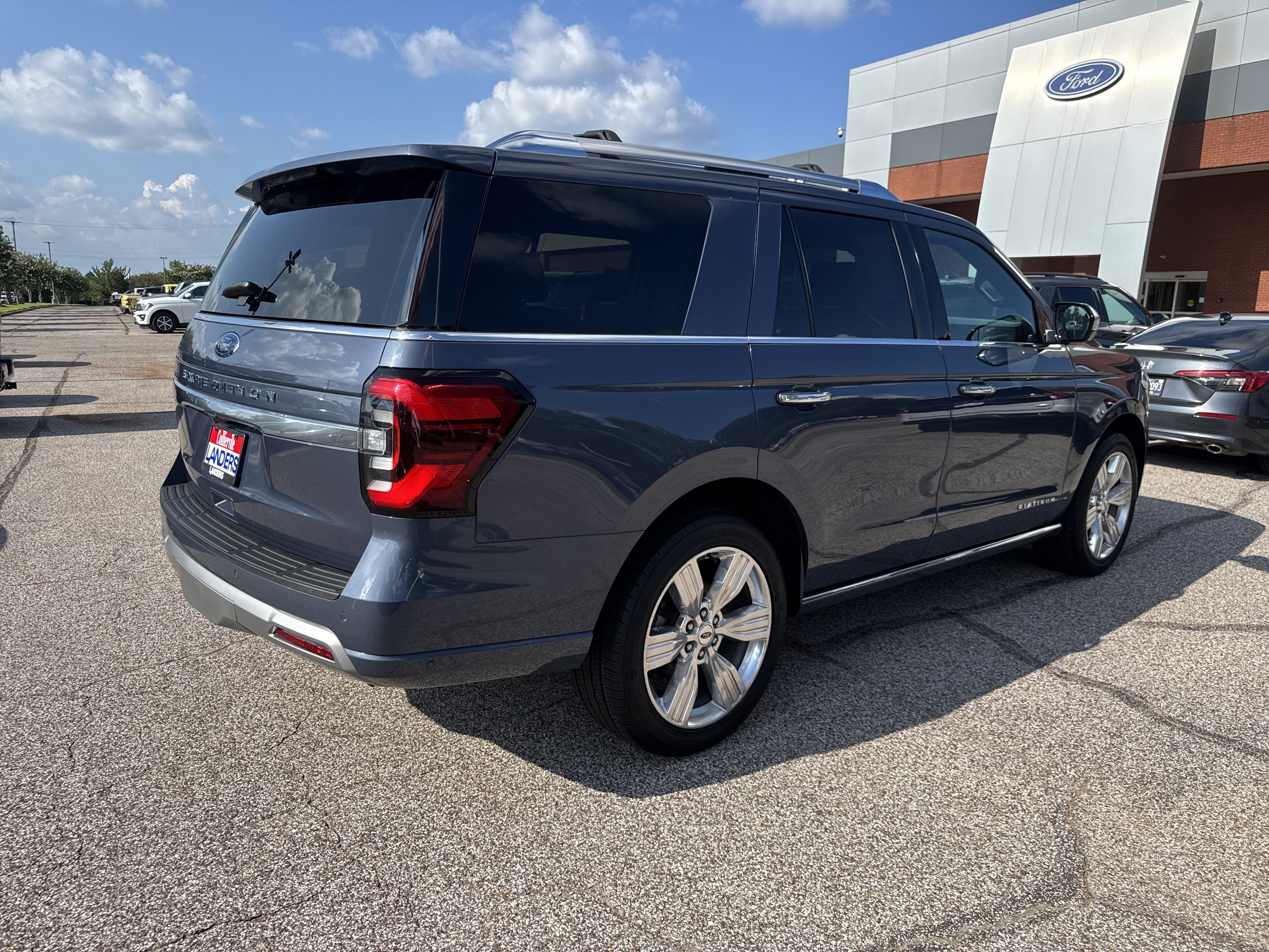Certified 2022 Ford Expedition Platinum RWD image 3