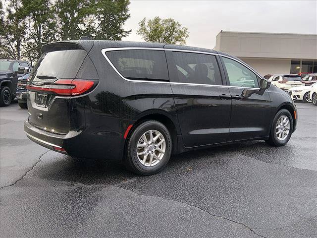 Used 2025 Chrysler Pacifica Select FWD image 4