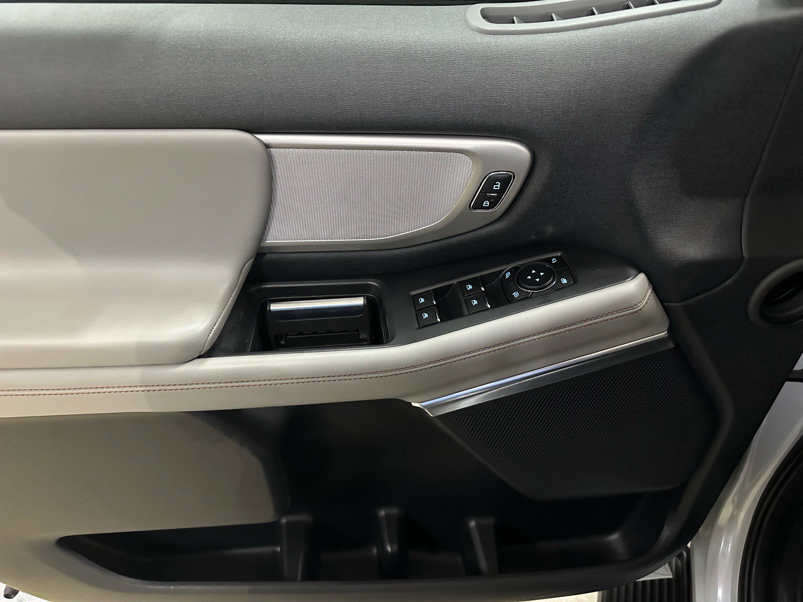 Certified 2025 Ford Expedition Active image 18