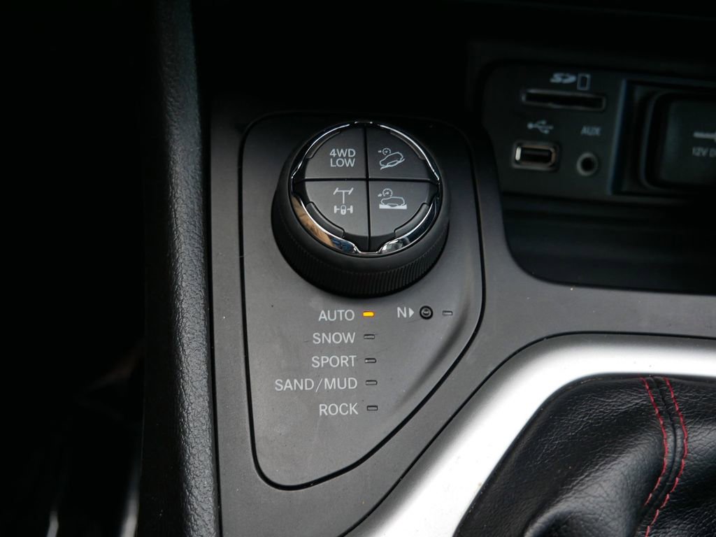 Used 2017 Jeep Cherokee Trailhawk w/ Cold Weather Group AWD/4WD image 23