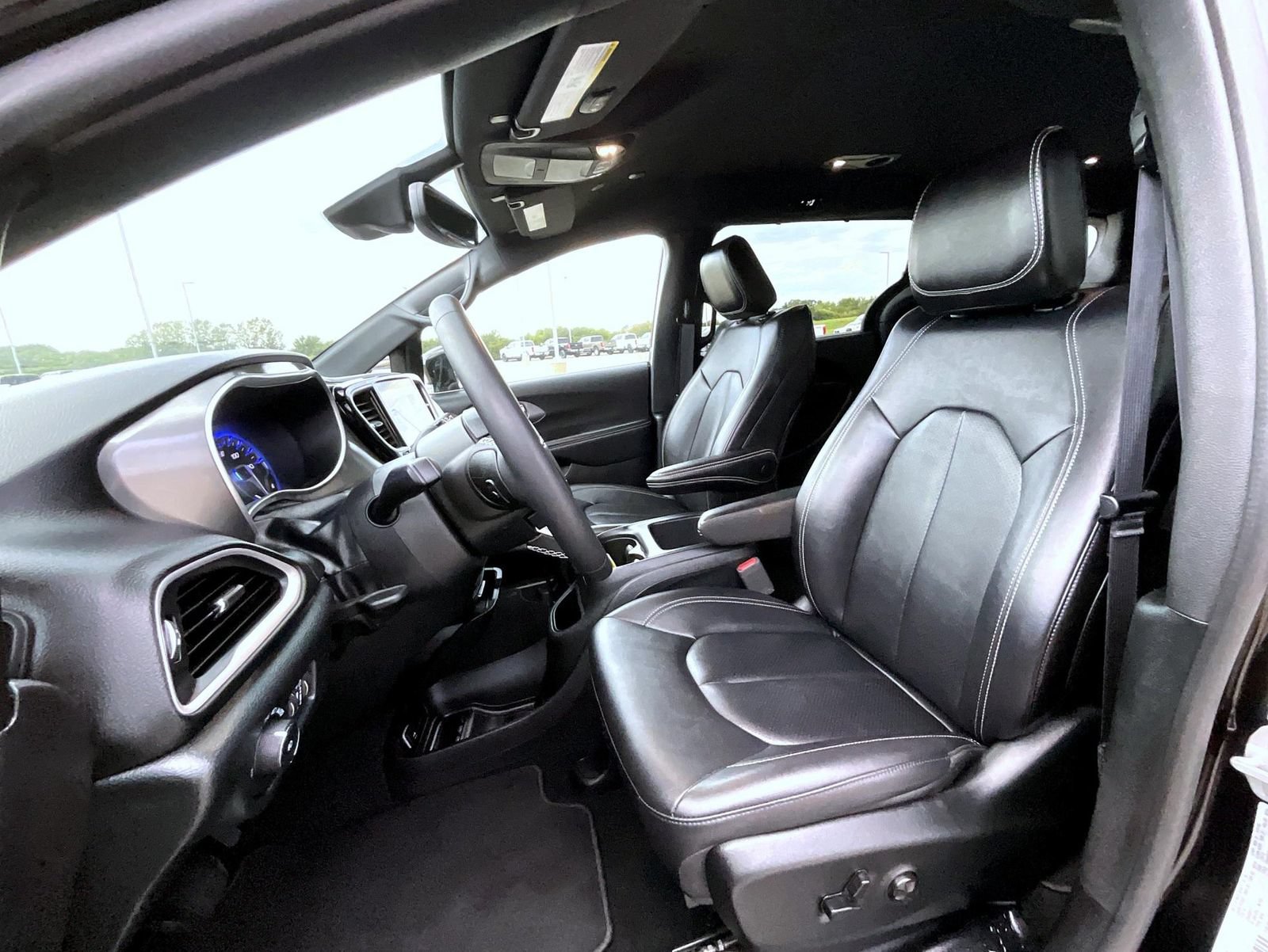 Used 2025 Chrysler Pacifica Select FWD image 10