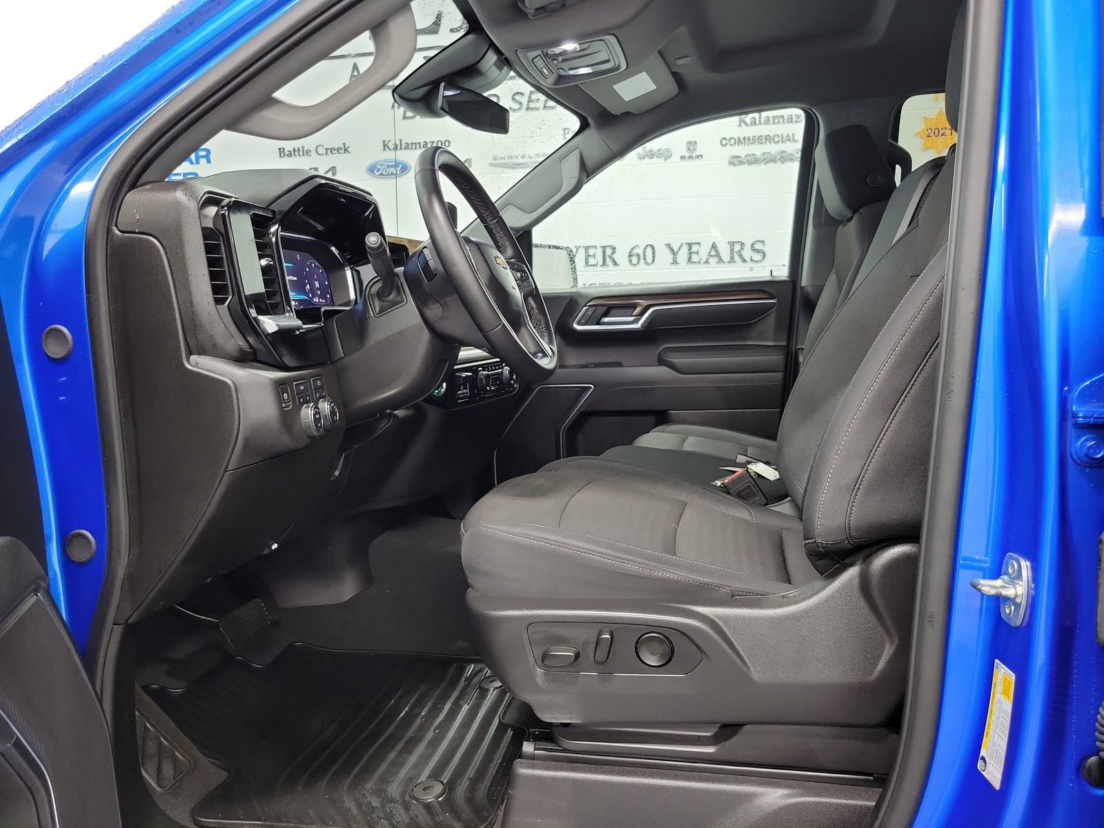 Used 2025 Chevrolet Silverado 1500 LT AWD/4WD image 8