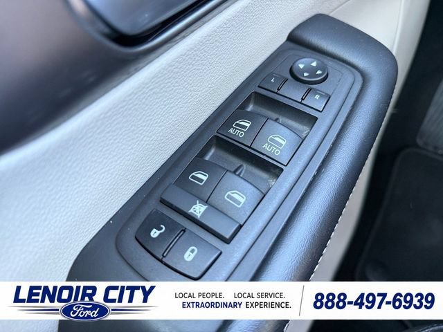 Used 2024 Chrysler Pacifica Touring-L FWD image 18