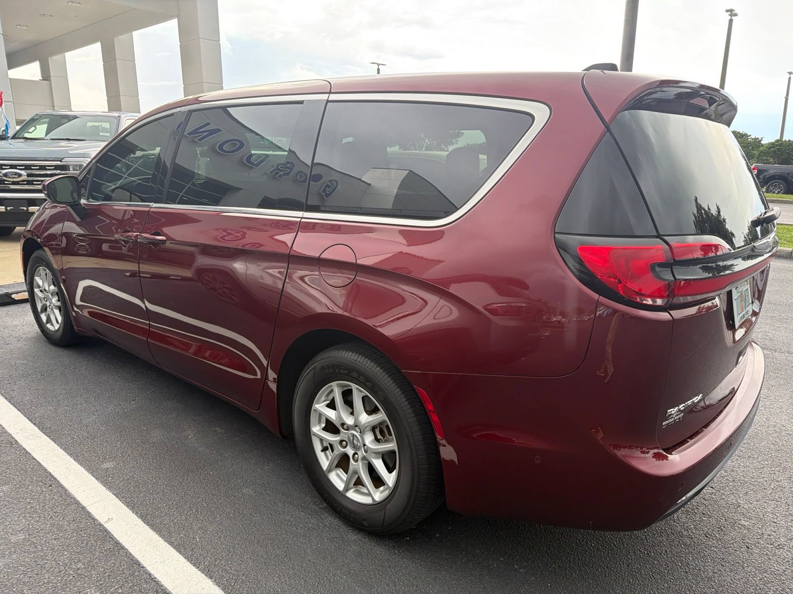 Used 2023 Chrysler Pacifica Touring-L FWD image 5