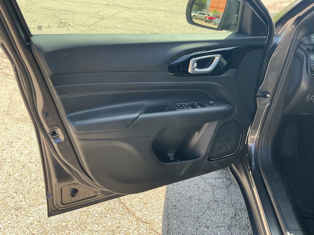 Used 2023 Jeep Compass Latitude AWD/4WD image 13