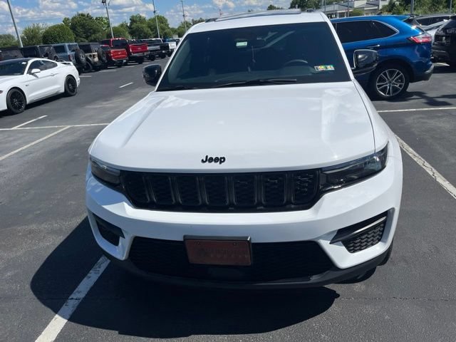 Used 2023 Jeep Grand Cherokee Altitude AWD/4WD image 2