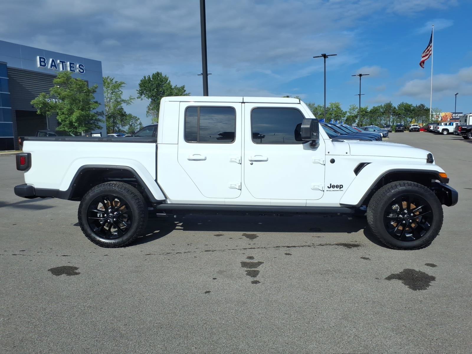 Used 2025 Jeep Gladiator Sport AWD/4WD image 2