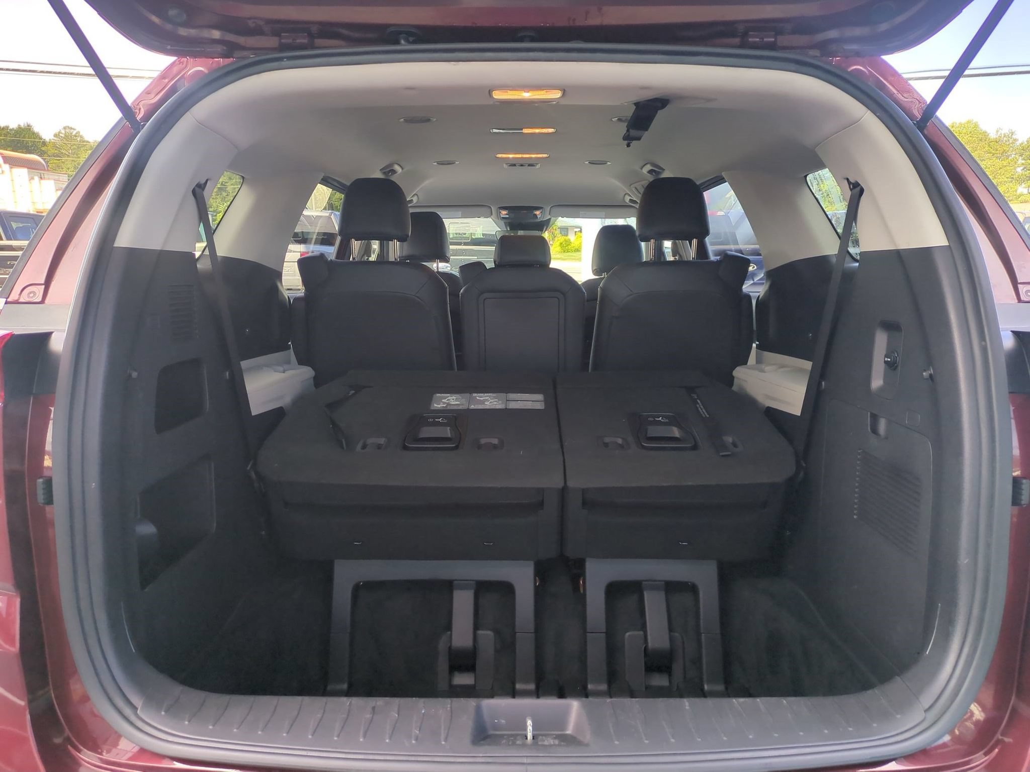 Used 2023 Kia Carnival LX FWD image 7