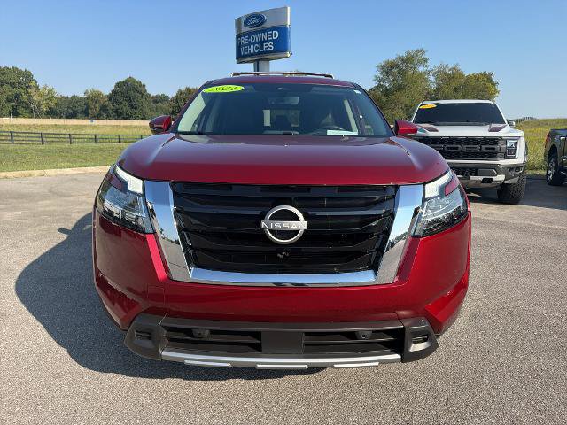 Used 2024 Nissan Pathfinder SL FWD image 2