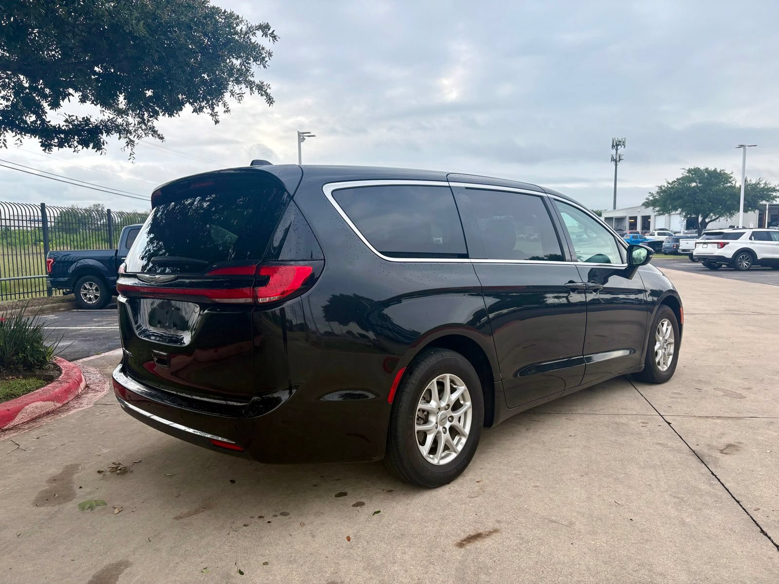 Used 2024 Chrysler Pacifica Touring-L FWD image 3