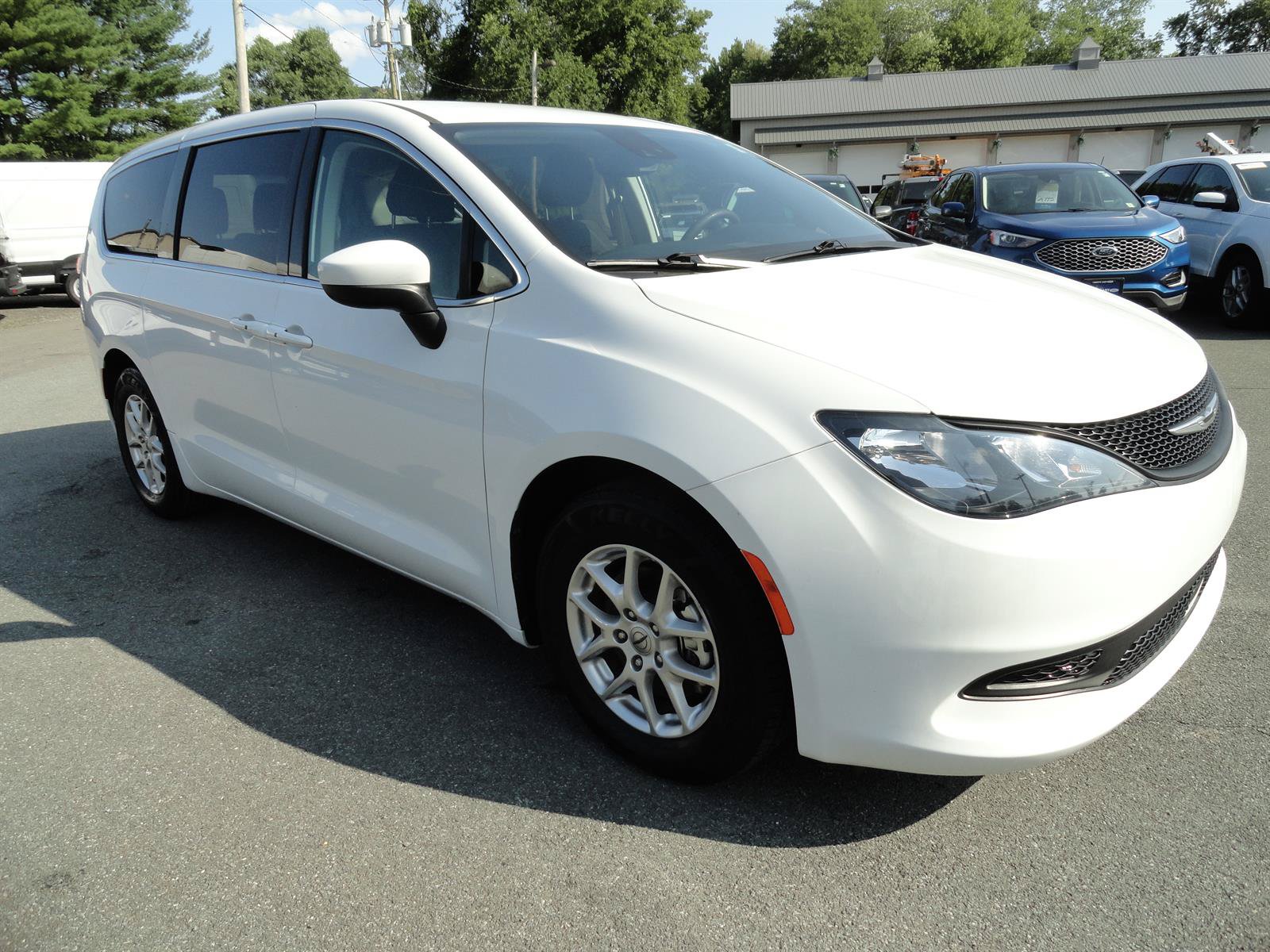 Used 2023 Chrysler Voyager LX FWD image 9