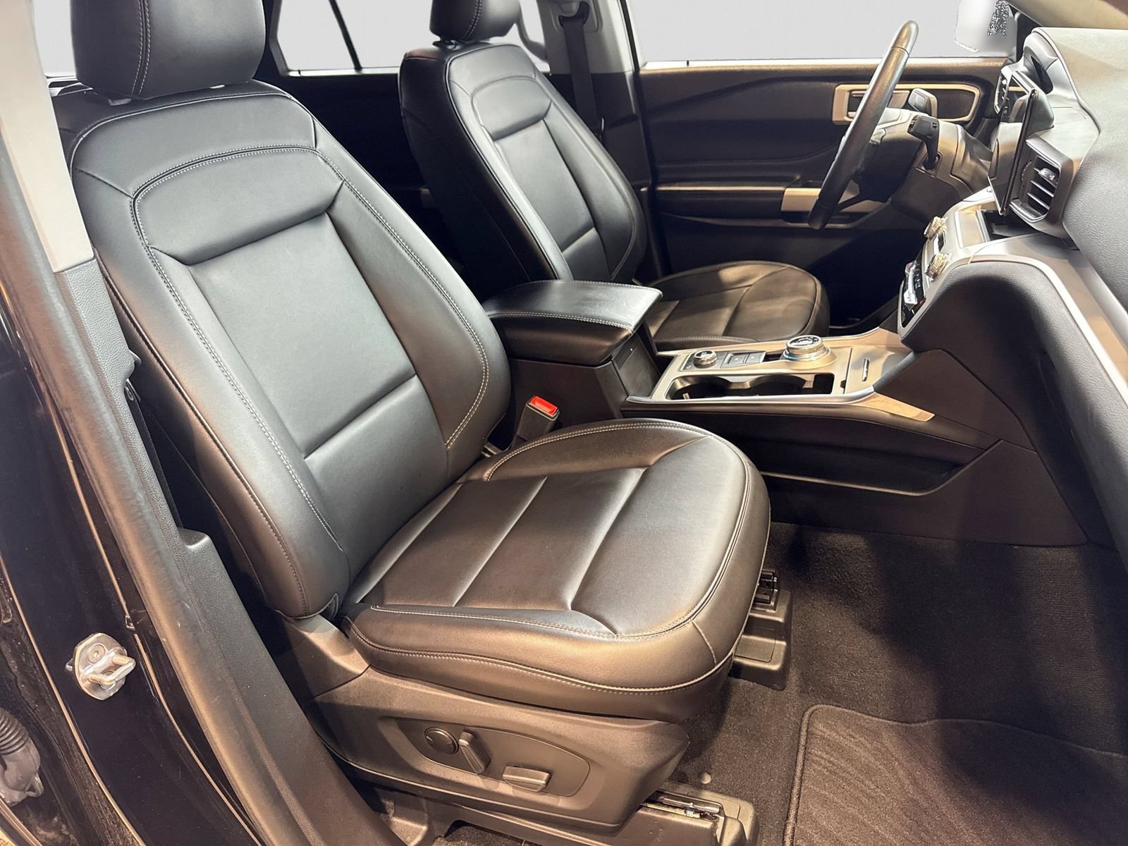 Certified 2023 Ford Explorer XLT w/ Equipment Group 202A AWD/4WD image 25
